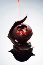 東京マリオットホテルのクリスマスケーキ＆ブレッド、とろける球体のチョコレートケーキなど｜写真1