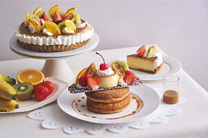 カフェ＆ブックス ビブリオテーク”固めプリン”スイーツ、プリンアラモードパンケーキ＆パイ