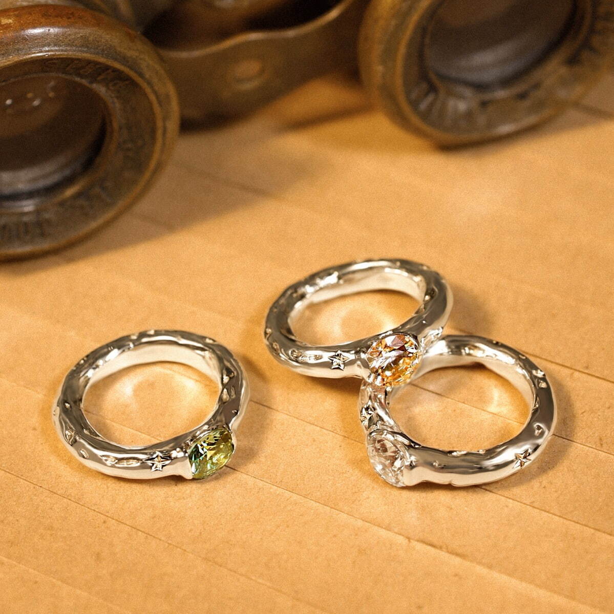 リング(シルバー925、ゴールドコーティング、キュービックジルコニア) 各33,000円
※クリアカラー・シャンパンゴールドカラーはオーダー限定。スピネルカラーのみ在庫販売・イベント終了後もイー・エム 青山店にて継続販売。