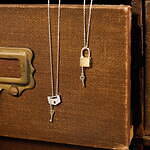 イー・エム 青山店限定ジュエリー、“好みのカラーストーンを選べる”リング＆錠前モチーフのネックレス｜写真29