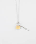 イー・エム 青山店限定ジュエリー、“好みのカラーストーンを選べる”リング＆錠前モチーフのネックレス｜写真3