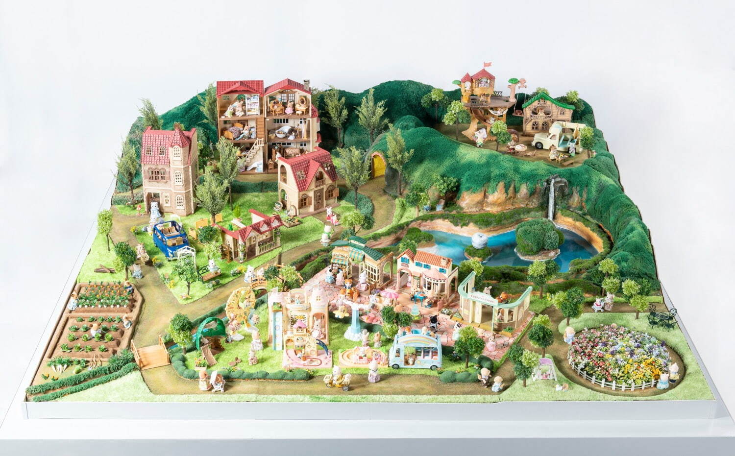 「シルバニアファミリー展40th」歴代ハウスや大型ジオラマが東京・池袋に、コラボフード＆スイーツも｜写真1