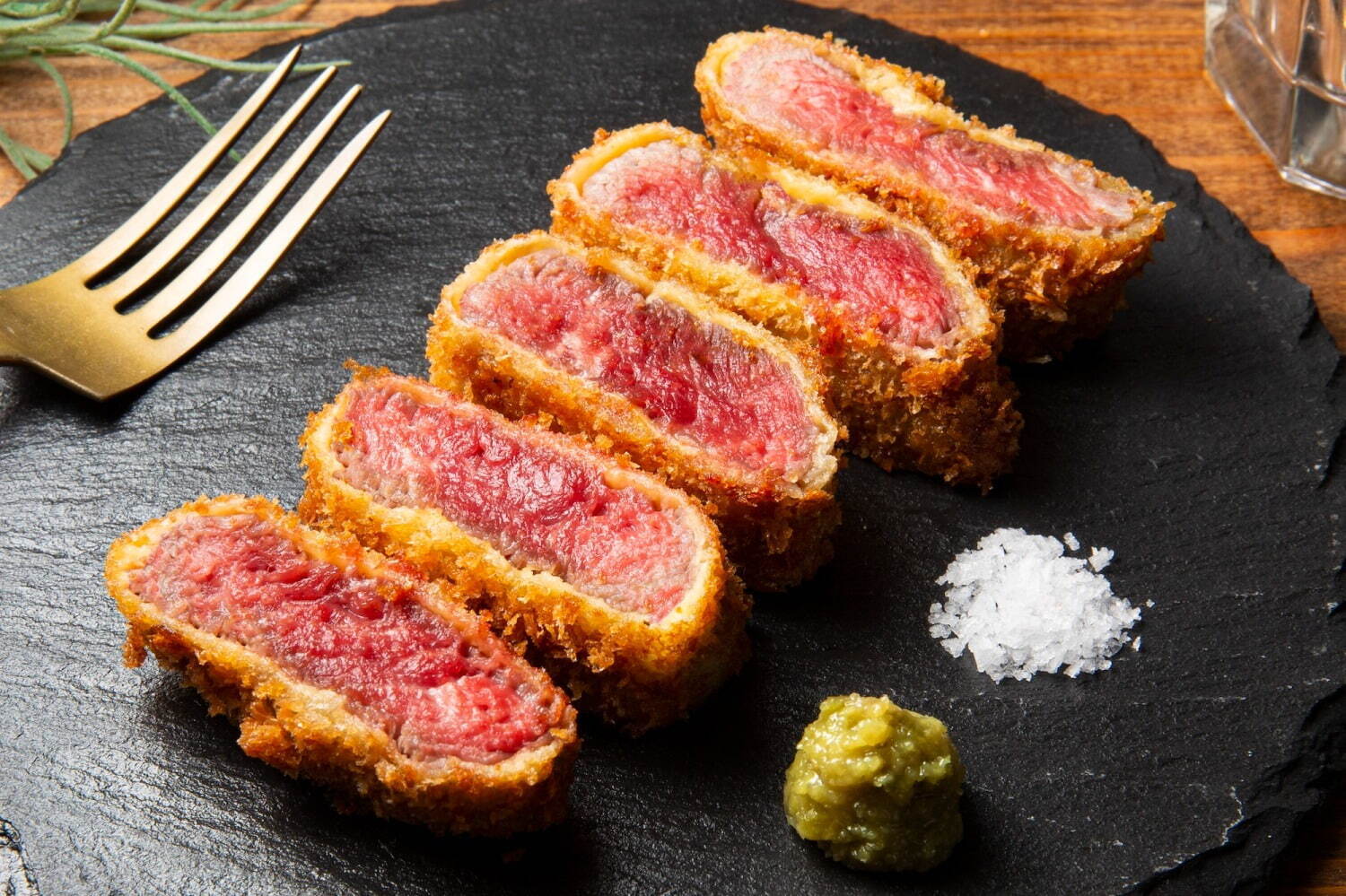 「玉川精肉店」塩とわさびで食べる国産牛レアカツ 1,400円