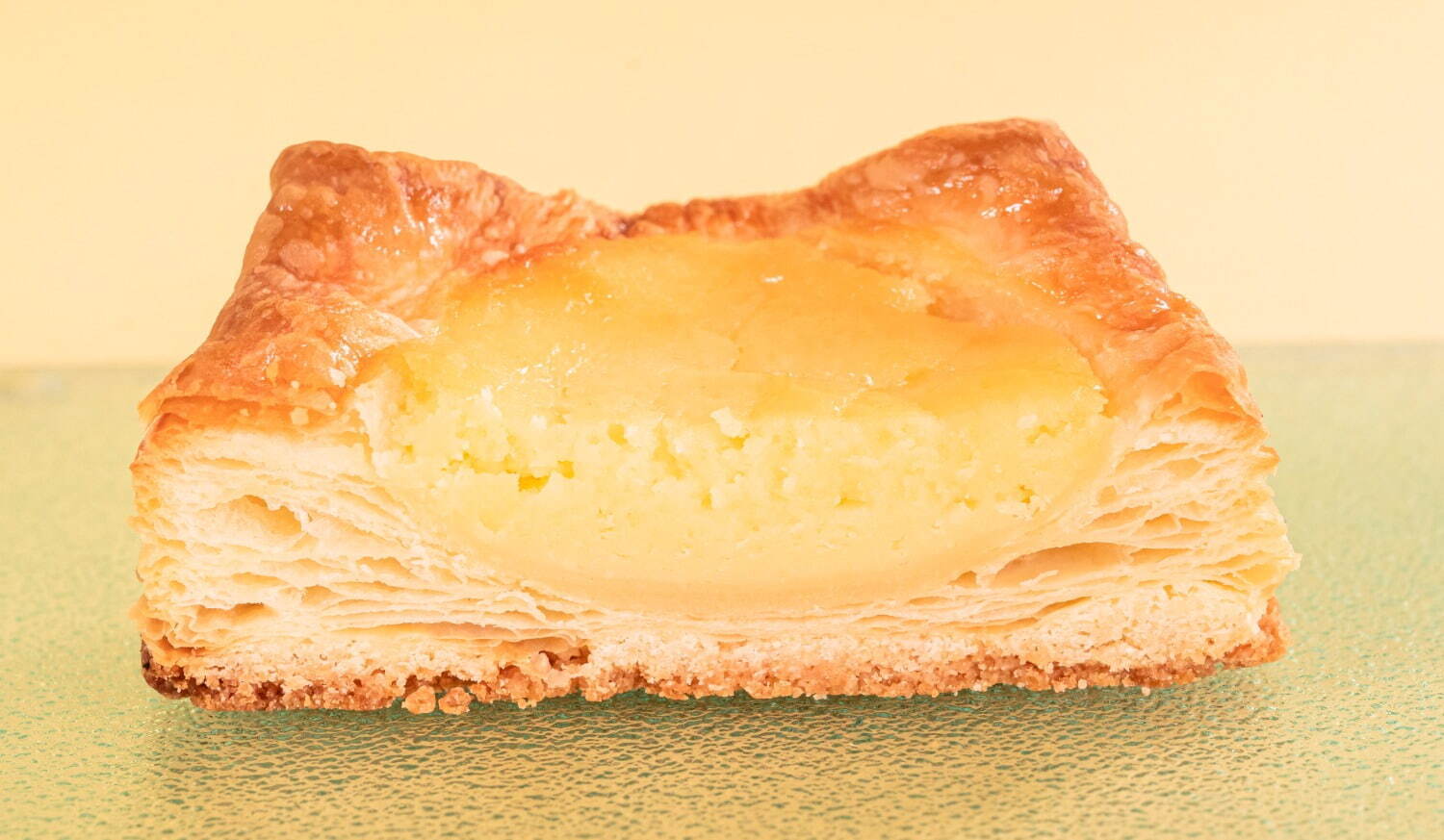 ファミリーマート「チーズスイーツだらけ！」“あまいチーズ味”のエクレアやふわしゅわスフレなど｜写真11