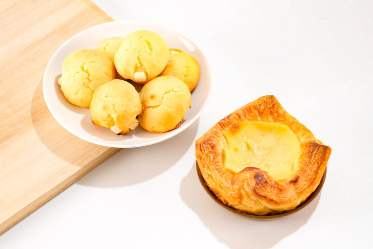 (左から)プチスイートチーズ6個入 185円※沖縄では価格と仕様が異なる
チーズケーキタルトデニッシュ 168円※沖縄では価格と仕様が異なる
