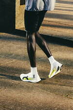 オン“靴紐いらず”の軽量ランニングシューズに25年春新色、ホワイト＆ライムの極薄アッパー｜写真3