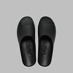 パコ × ハイクのコラボサンダル第2弾、オープントウ×軽量シャークソールのオールブラックサンダル｜写真3