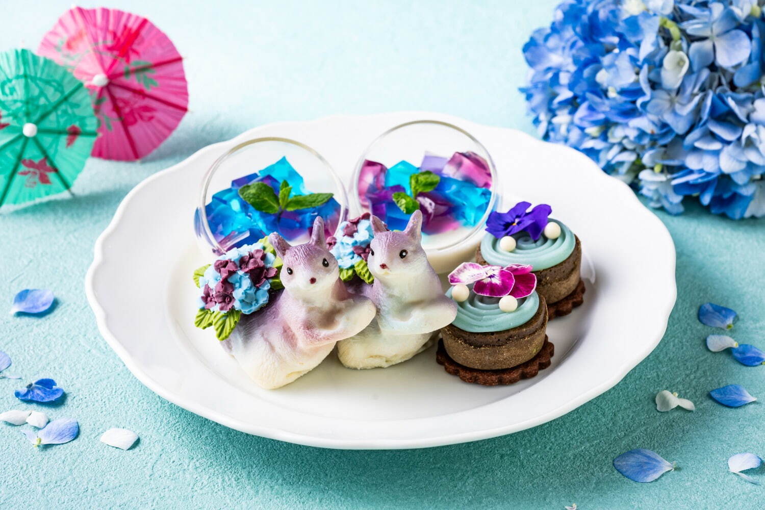 東京プリンスホテル「あじさいアフタヌーンティー」淡いパープルの一口大福＆“紫陽花が咲く”ロールケーキ｜写真2