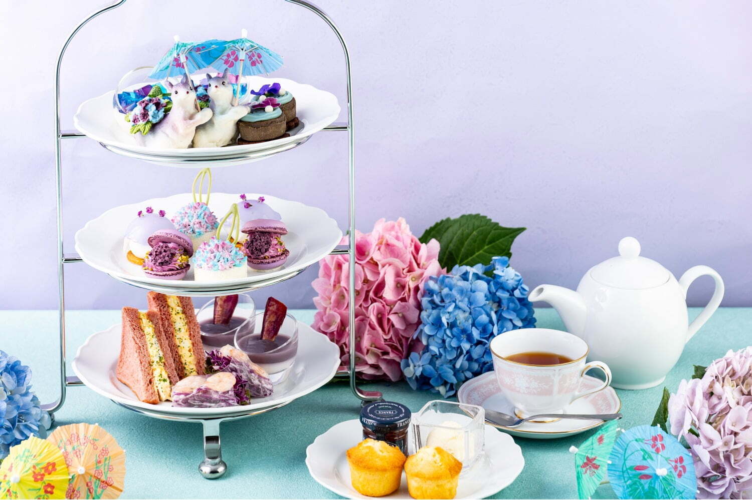ほうじ茶｜東京プリンスホテル「あじさいアフタヌーンティー」淡いパープルの一口大福＆“紫陽花が咲く”ロールケーキ
