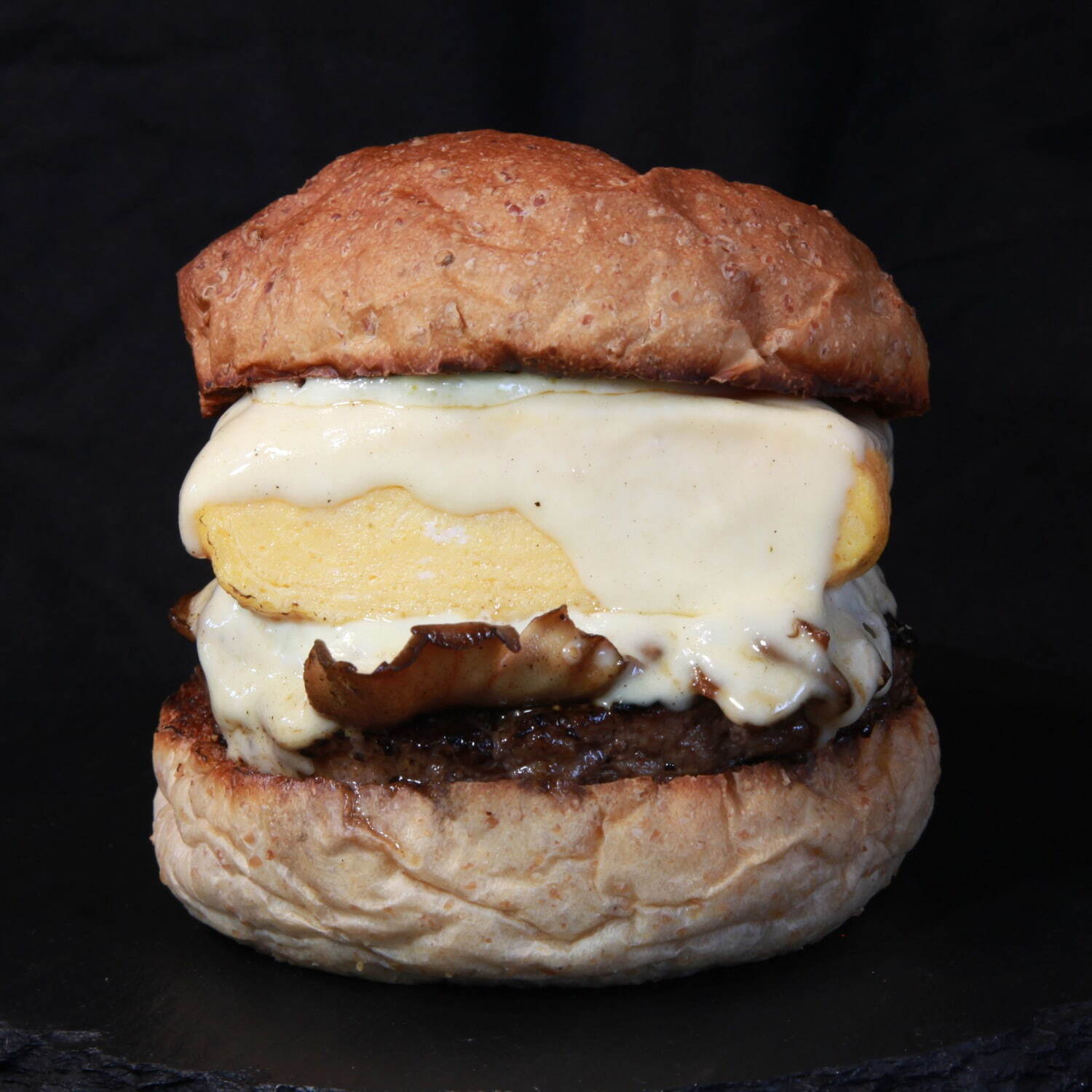 ボーダータウン「常陸牛舞茸だし巻き卵チーズバーガー(1個)」2,376円