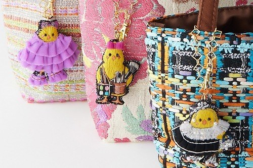 “ファッション界のヒヨコ”描いた「ピヨコレ缶」モチーフの手刺繍バッグチャーム＆ポーチ、伊勢丹新宿で