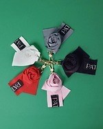 パトゥ“ローズ”モチーフの限定チャーム＆ヘッドバンド、阪急うめだで先行発売｜写真1