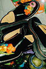 ハルタ“花咲く刺繍”のメンズレザーサンダル＆フリンジ刺繍のコインローファー、キョウとコラボ｜写真11