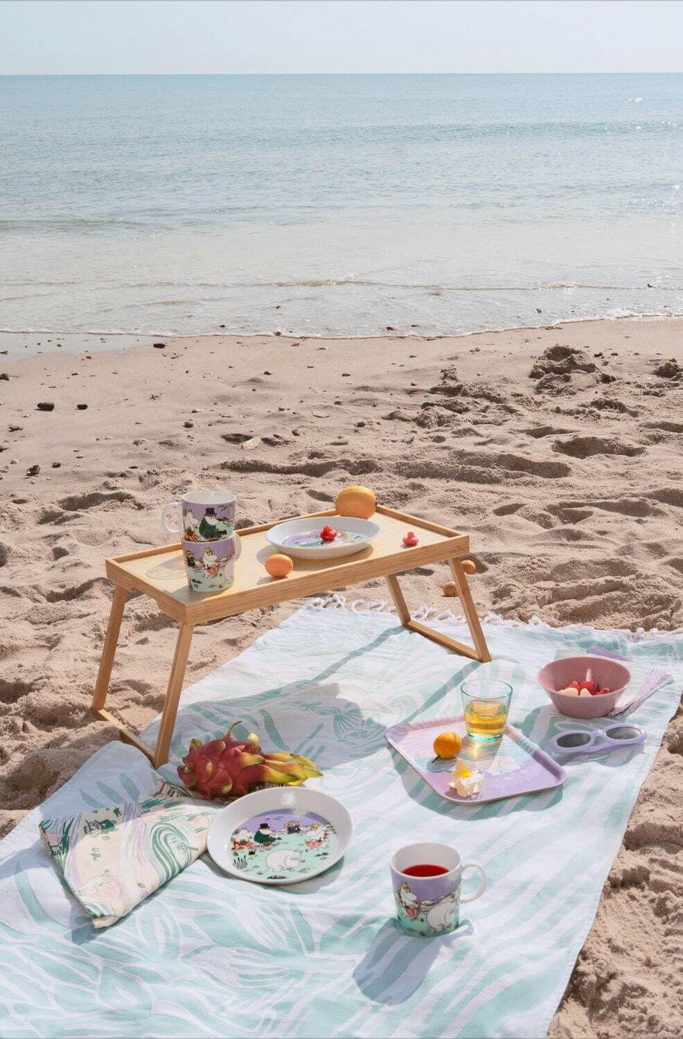 ムーミン アラビアの“パステルカラー”食器、海辺で遊ぶムーミンのマグカップやプレートなど｜写真7