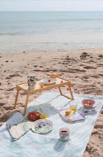 ムーミン アラビアの“パステルカラー”食器、海辺で遊ぶムーミンのマグカップやプレートなど｜写真7