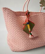 ボッテガ・ヴェネタの動物バッグチャーム、編み込みレザーの黒ぶち犬やピンクのゾウ｜写真3