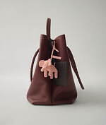 ボッテガ・ヴェネタの動物バッグチャーム、編み込みレザーの黒ぶち犬やピンクのゾウ｜写真5