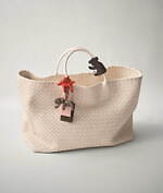 ボッテガ・ヴェネタの動物バッグチャーム、編み込みレザーの黒ぶち犬やピンクのゾウ｜写真2