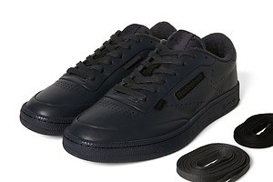 N.ハリウッド コンパイル × リーボックのスニーカー「クラブ C 85」チャコールのレザーアッパーで