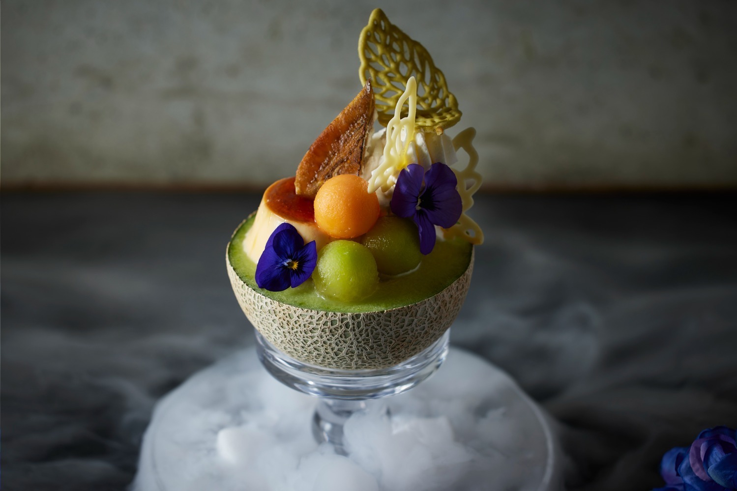 パフェ｜グランドニッコー東京 台場「大人の贅沢メロンアラモード」メロン半玉使用、ブランデー香るご褒美パフェ