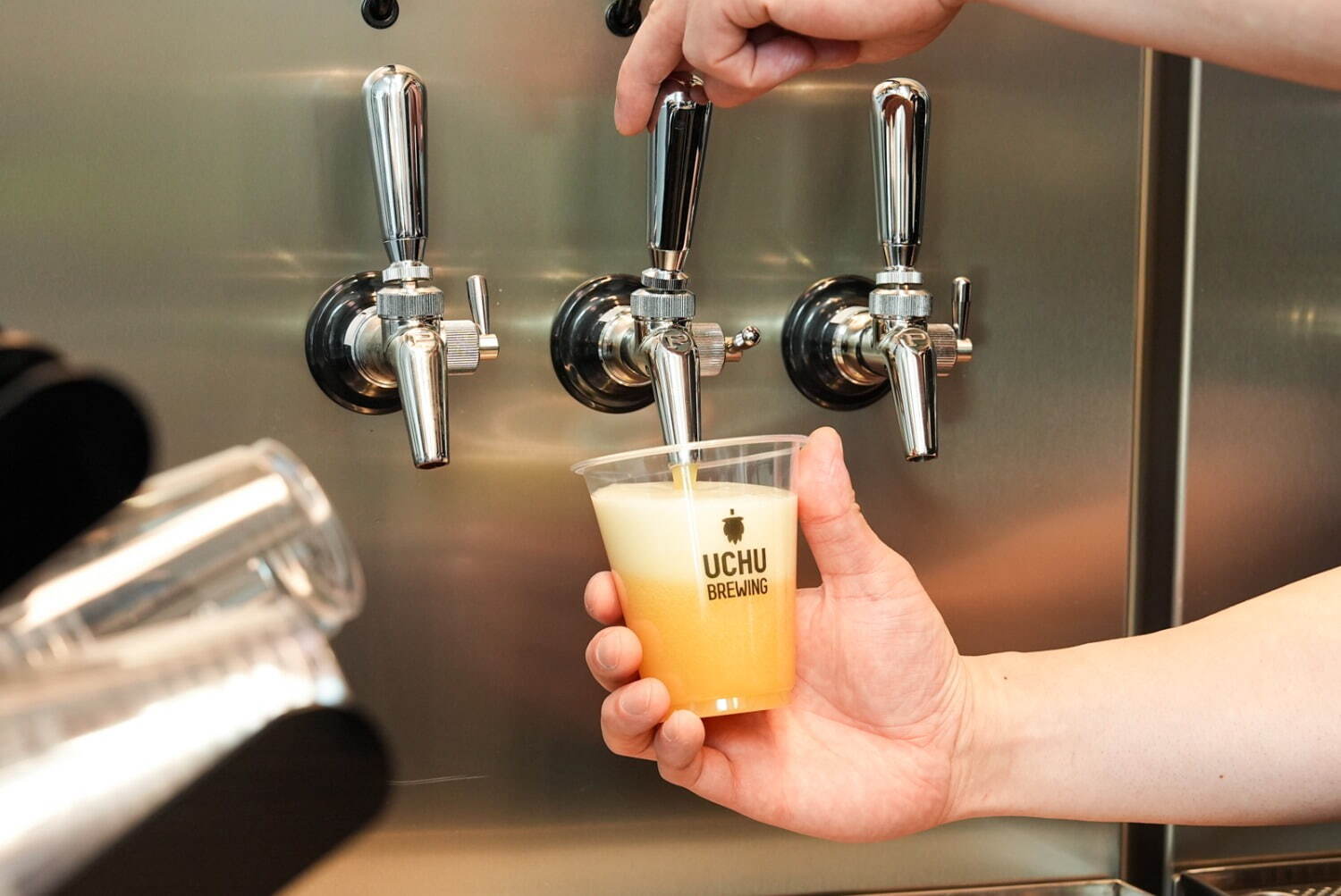 クラフトビールカフェ「うちゅうブルーイング虎ノ門」オープン、たっぷりフルーツのスムージー風ビール｜写真2