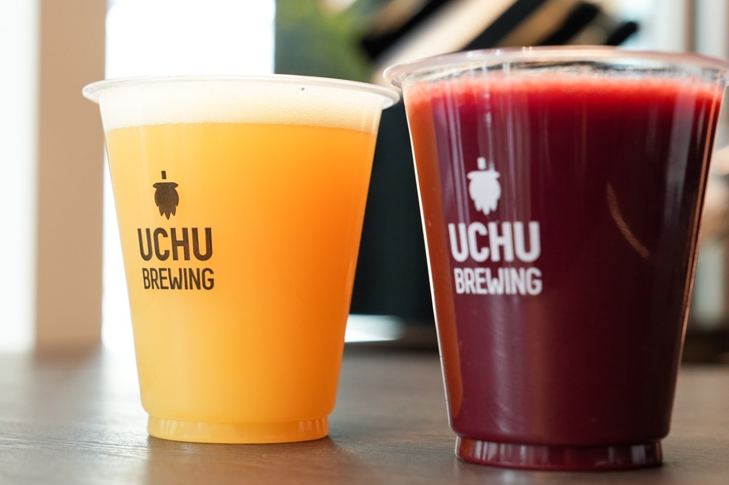 クラフトビールカフェ「うちゅうブルーイング虎ノ門」オープン、たっぷりフルーツのスムージー風ビール｜虎ノ門ヒルズ グラスロック