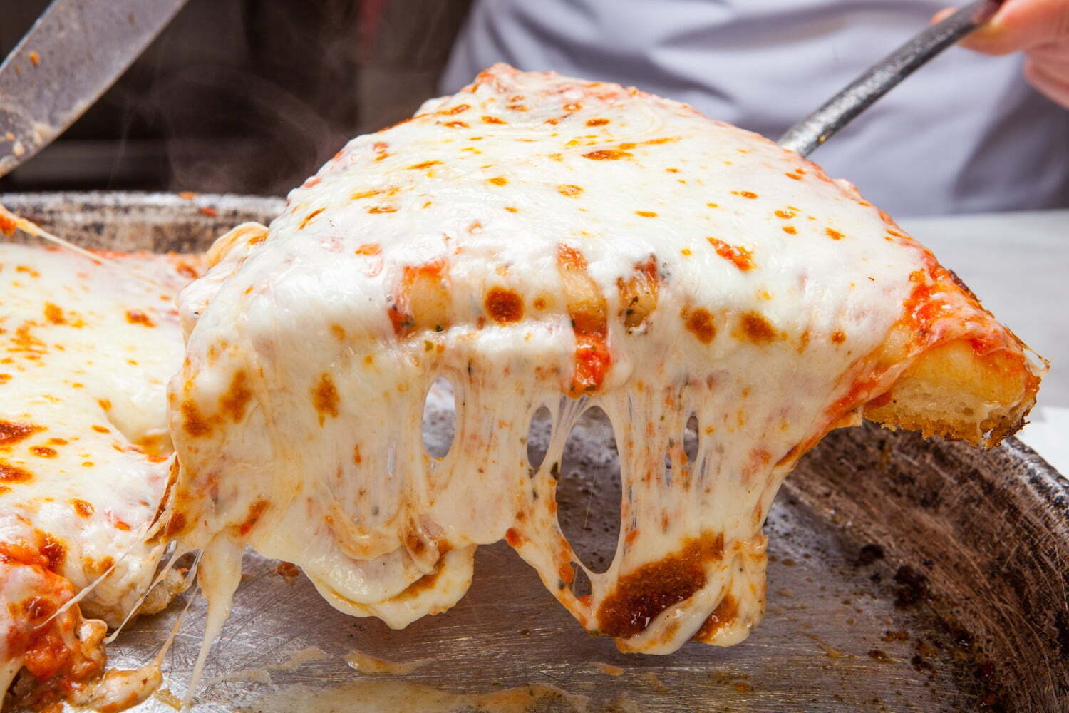 洋食｜ミラノ発老舗ピッツェリア「スポンティーニ」新宿に、“ふわカリ食感”の生地×とろけ出すチーズのピザ