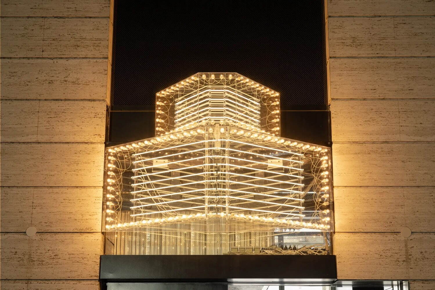 フィリップ・パレーノ 《Marquee》 2014年 Collection of Ishikawa Foundation
ラビットホール開館記念展「イシカワコレクション展：Hyperreal Echoes」展示風景