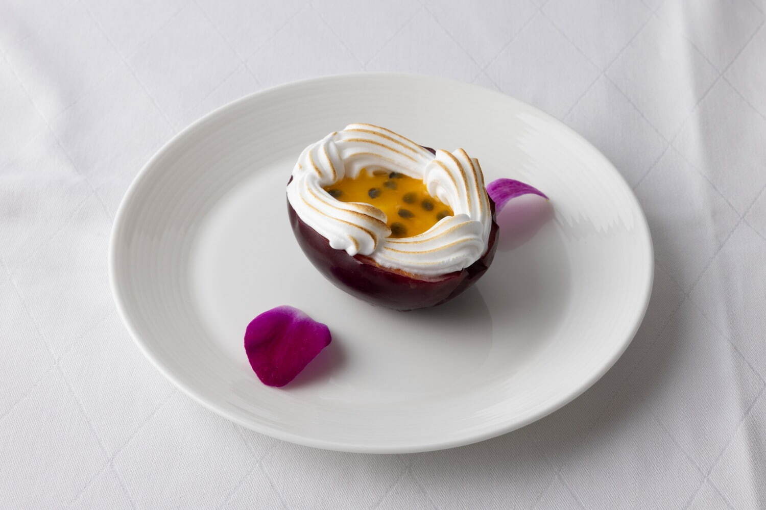 帝国ホテル 東京の南国フルーツアフタヌーンティー、マンゴー香るムース＆パッションフルーツデザート｜写真3