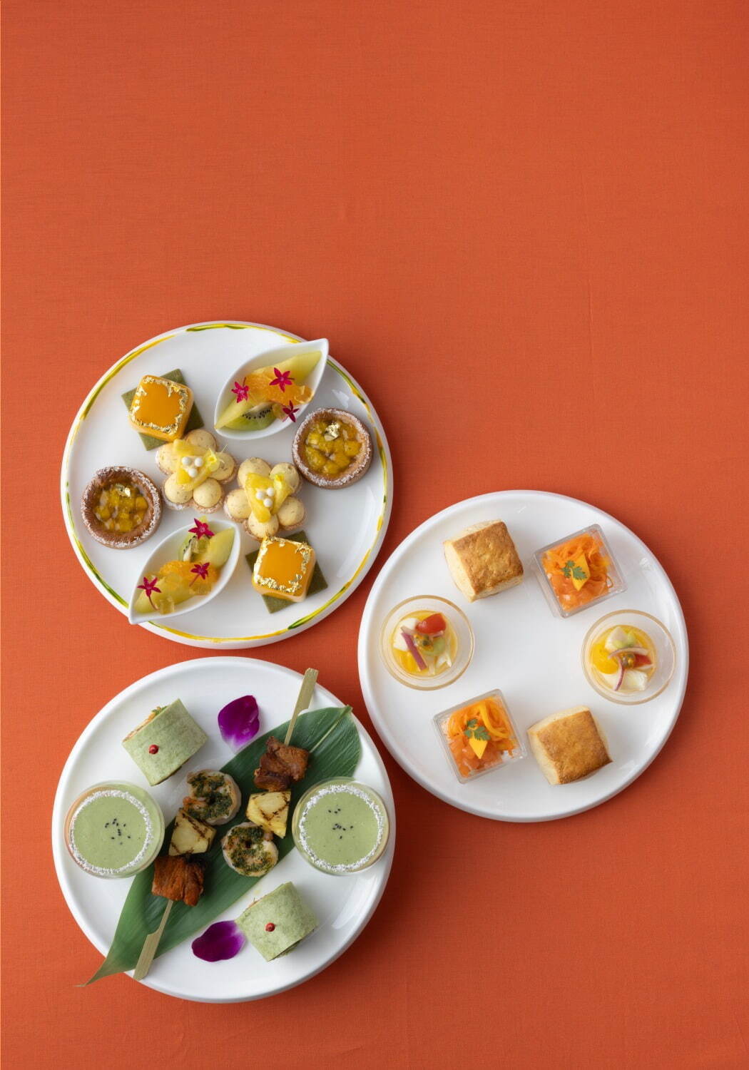 帝国ホテル 東京の南国フルーツアフタヌーンティー、マンゴー香るムース＆パッションフルーツデザート｜写真2