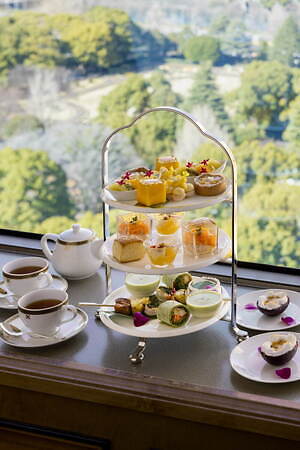 帝国ホテル 東京の南国フルーツアフタヌーンティー、マンゴー香るムース＆パッションフルーツデザート｜写真1