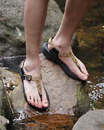 ホワイトマウンテニアリング×リグフットウェアのサンダル、ジャカード柄の鼻緒型ベルト｜写真5