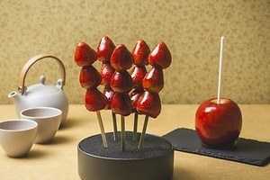 弁才天の新ブランド「紅金」蜜りんごやいちごの“贅沢フルーツ飴”専門店、羽田空港に1号店オープン