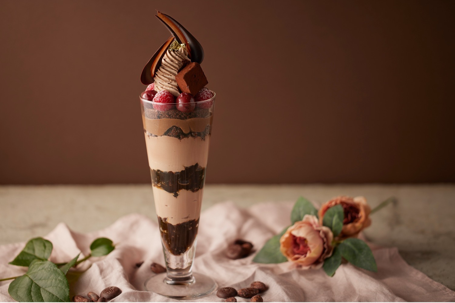グランドニッコー東京 台場の“チョコレート尽くし”パフェ、濃厚カカオ×チェリーの贅沢なハーモニー