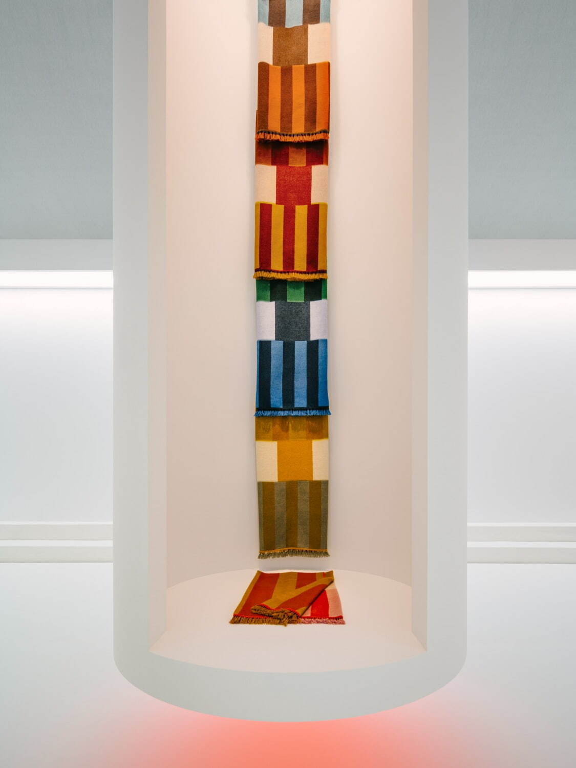 エルメスのホームコレクション、色鮮やかな“被せガラス”のオブジェ＆カシミアのブランケット｜写真50