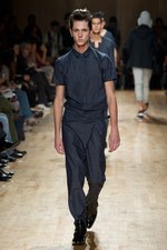 若者とスクール、スポーツをアトウ(ato)らしく表現！　アトウの2011年春夏コレクション｜写真14