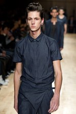 若者とスクール、スポーツをアトウ(ato)らしく表現！　アトウの2011年春夏コレクション｜写真15