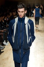 若者とスクール、スポーツをアトウ(ato)らしく表現！　アトウの2011年春夏コレクション｜写真30