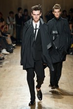 若者とスクール、スポーツをアトウ(ato)らしく表現！　アトウの2011年春夏コレクション｜写真42