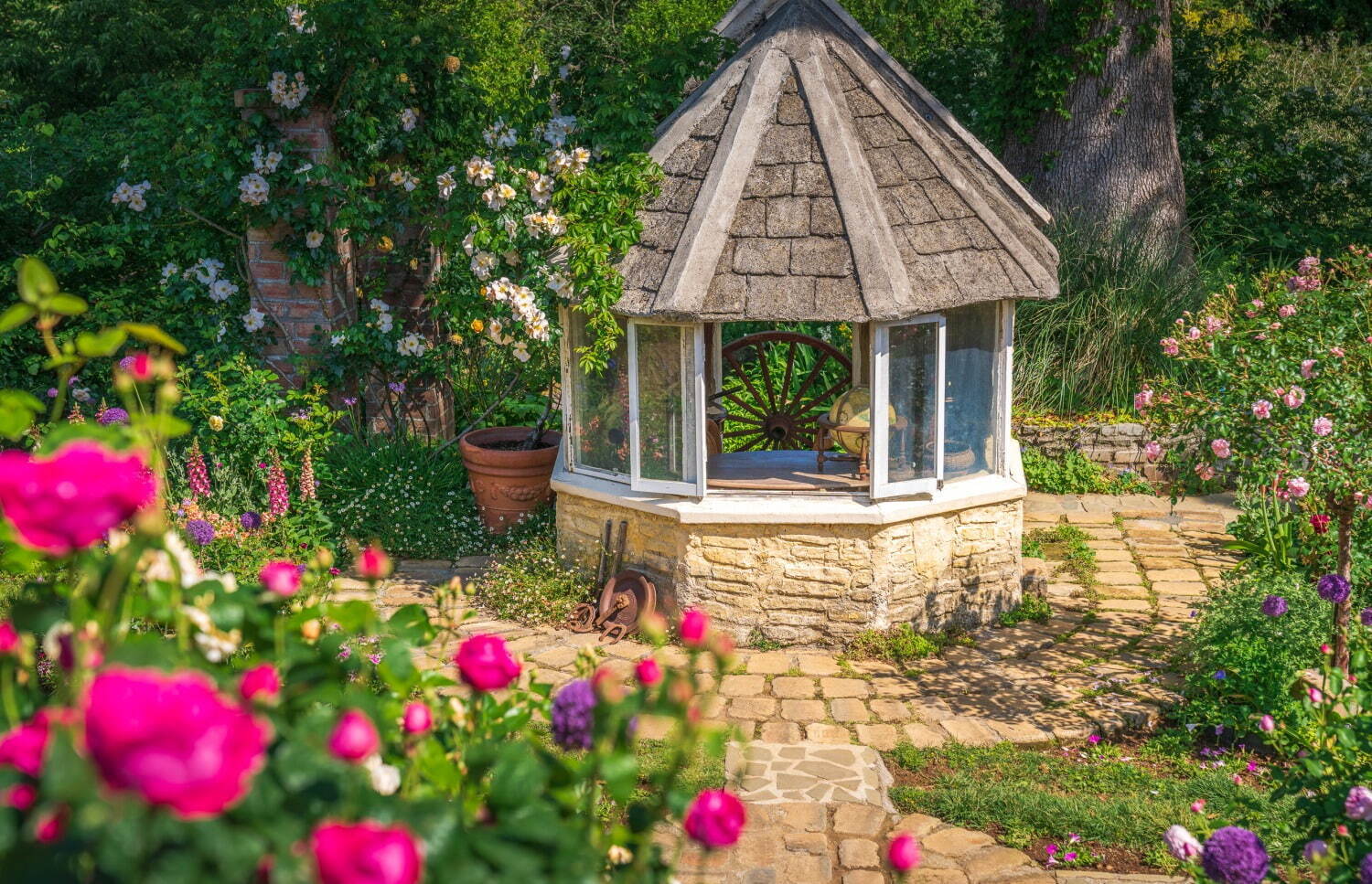 4,000株が咲く“バラの祭典”熱海のフラワーガーデン「アカオ フォレスト」で、薔薇×苺スイーツも｜写真6