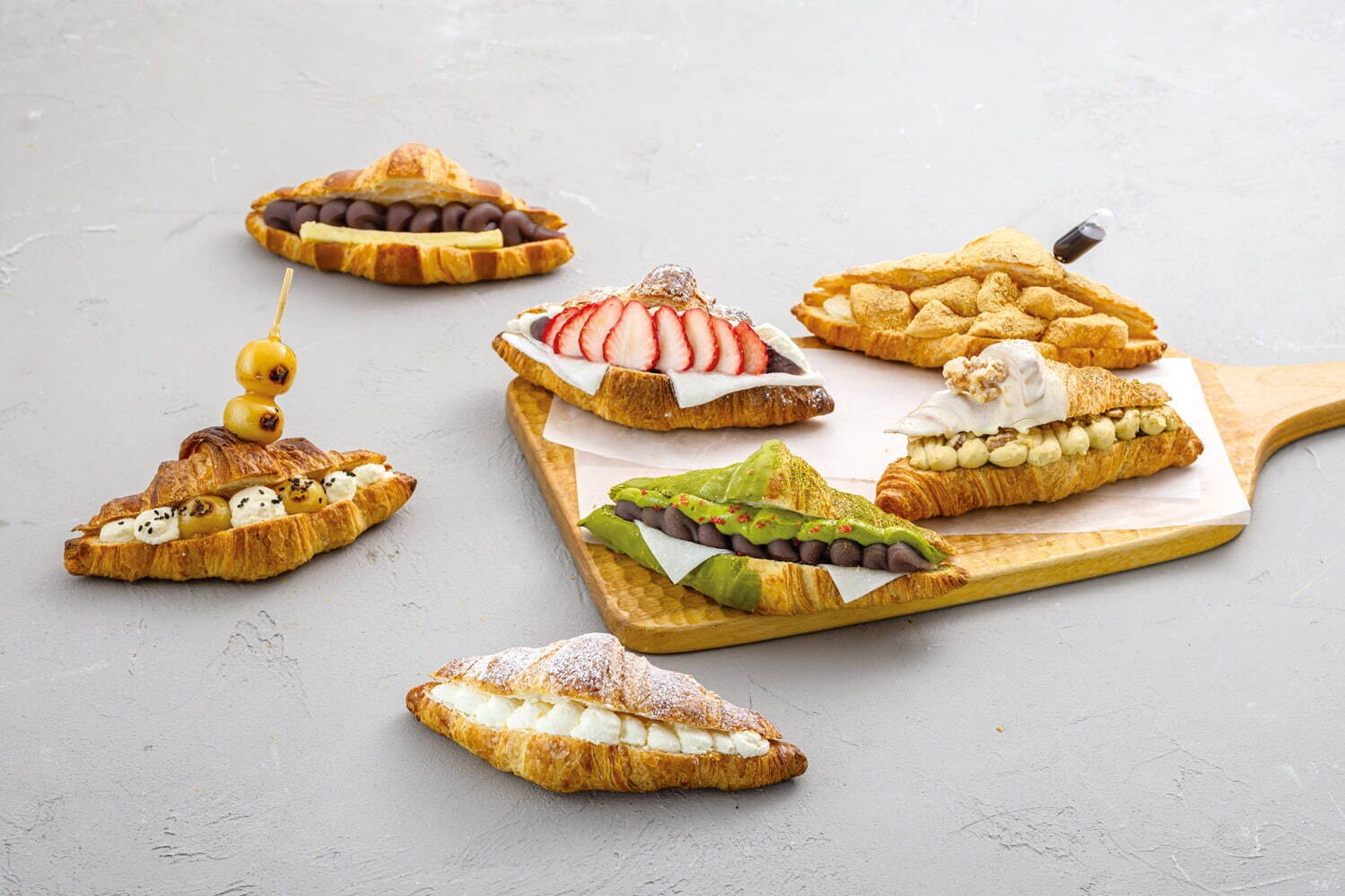 (左上から時計回り)あんバタークロワッサン 637円、いちご大福クロワッサン 961円、わらび餅きなこクロワッサン 853円、みたらし団子クロワッサン 853円、抹茶生クリームホイップクロワッサン 961円、ほうじ茶クリームクロワッサン 853円、生クリームホイップクロワッサン 637円