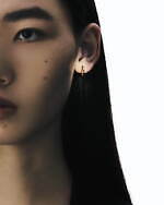 トムウッド“ミニマルな曲線を描く”フープピアス＆波状モチーフのペンダント、トゥモローランド限定で｜写真2