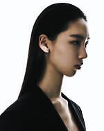 トムウッド“ミニマルな曲線を描く”フープピアス＆波状モチーフのペンダント、トゥモローランド限定で｜写真1