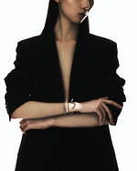 トムウッド“ミニマルな曲線を描く”フープピアス＆波状モチーフのペンダント、トゥモローランド限定で｜写真5