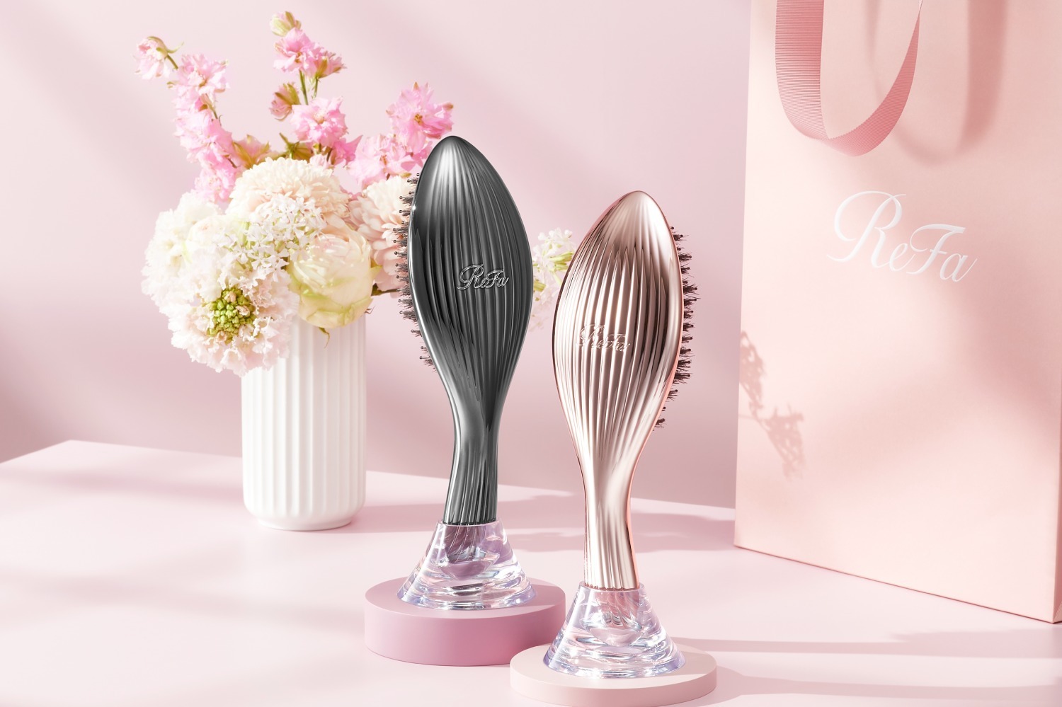 リファ「ピンク」のヘアケアギフト、“サロン級”サラツヤ髪叶えるヘアブラシ＆母の日限定ラッピング