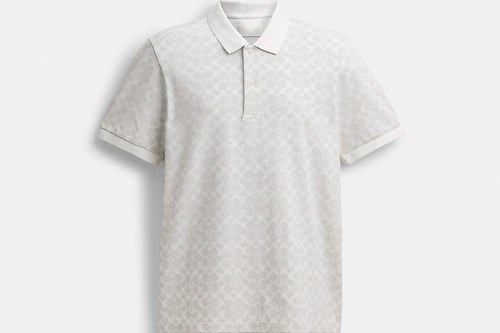 コーチ“真っ白”な25年春メンズウェア、恐竜「レキシー」Tシャツやシグネチャー総柄ポロシャツなど