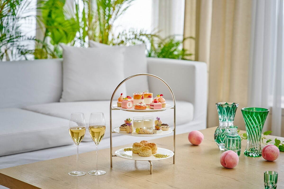 東京エディション虎ノ門「ピーチ×紅茶」アフタヌーンティー、“ダージリン香る”ケーキや白桃ムース｜写真1