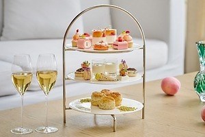 東京エディション虎ノ門「ピーチ×紅茶」アフタヌーンティー、“ダージリン香る”ケーキや白桃ムース