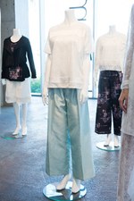 ヤストシ エズミ 2015年春夏コレクション - ジオメトリーに花々を閉じ込め表現した、フェミニティ｜写真27