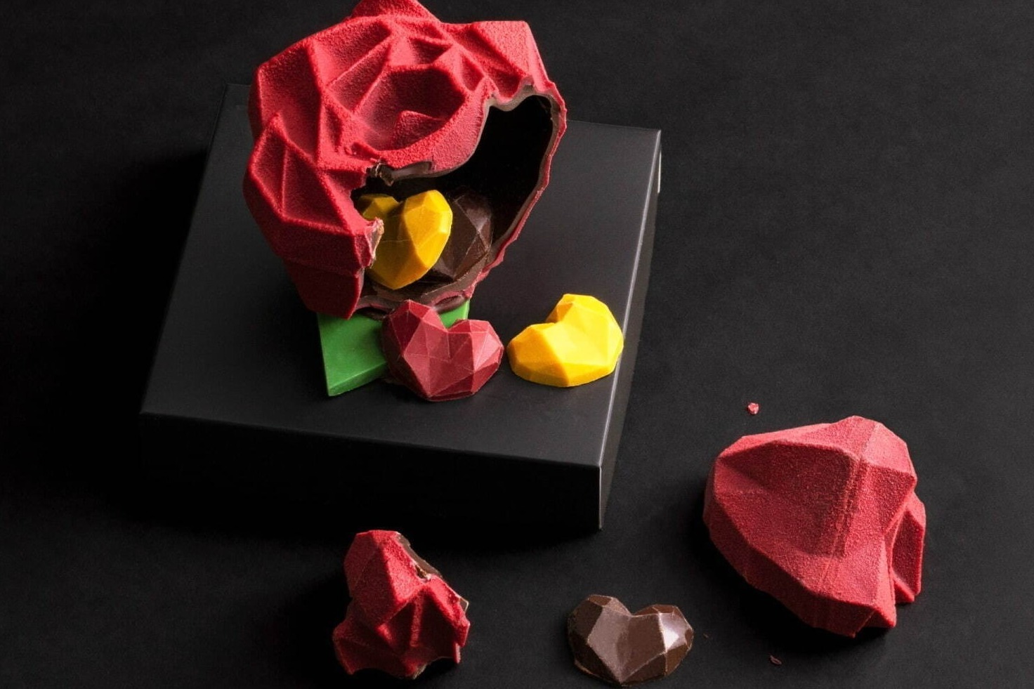 母の日｜ブボ・バルセロナ”赤い薔薇”の中からハートが現れるショコラやナッツチョコ、母の日ギフトに